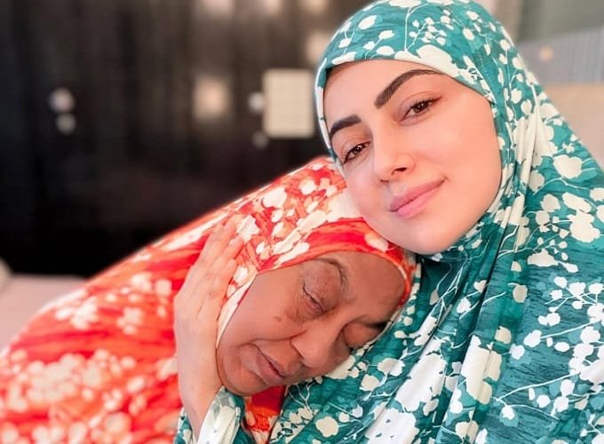 Sana Khan की माँ का लंबी बीमारी के बाद निधन, इमोशनल हुई एक्ट्रेस