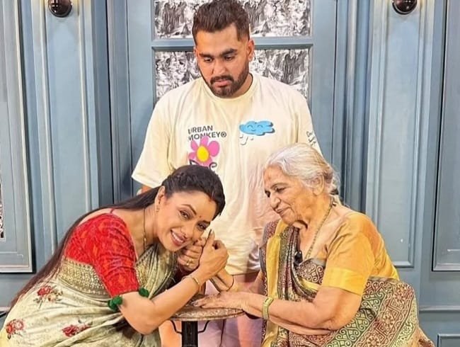 Viraj Ghelani की नानी के निधन पर भावुक हुई रुपाली गांगुली