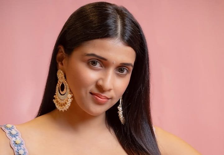 Mannara Chopra पिता की मौत के 24 दिन बाद काम पर लौटी
